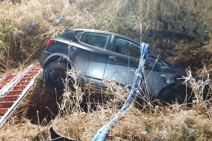 Der Fahrer dieses Seat wurde in Wittmund schwer verletzt