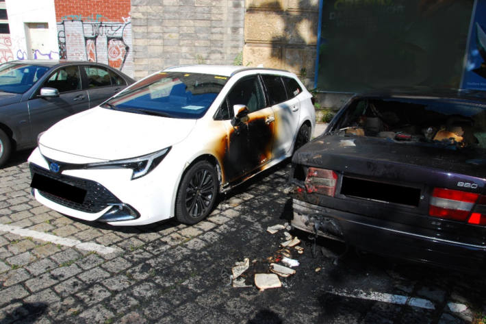 Das betroffene Fahrzeug sowie ein daneben abgestelltes wurden schwer beschädigt.