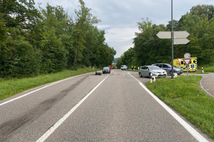 Ein Autolenker hat den Töfffahrer nicht gesehen.