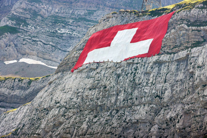 Das Entrollen der 80 x 80 Meter grossen Fahne ist witterungsabhängig.