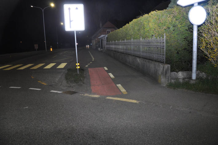 Der junge Mann prallte in Bellach auf die Motorhaube und stürzte zu Boden