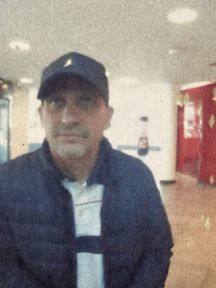 Die Polizei fahndet mit Bildern einer Überwachungskamera nach dem Mann.