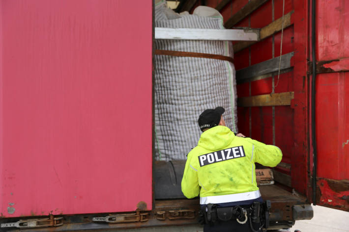 Fischtransportfahrer versucht Polizei auszutricksen