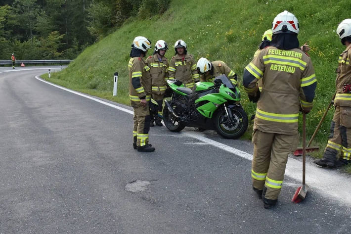 Der verletzte Motorradlenker wurde ins Krankenhaus gebracht.