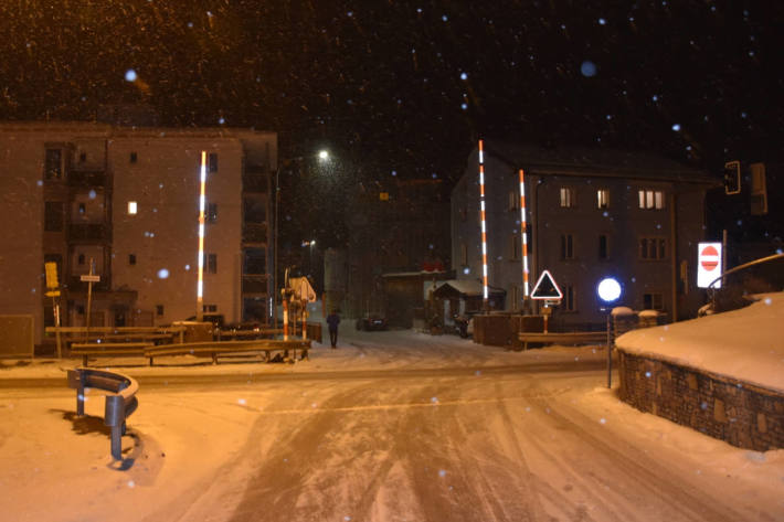 Verletzter nach seitlich-frontalen Kollision auf schneebedeckter Strasse