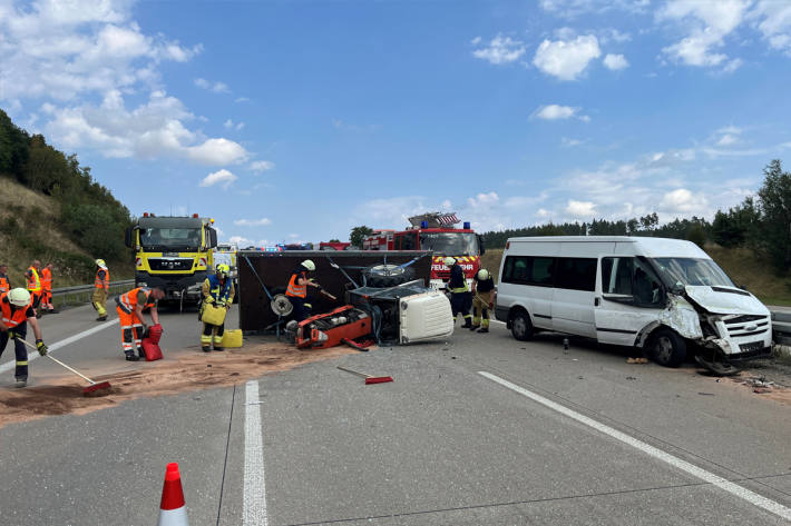 Der Transporter prallte gegen ein Baustellenfahrzeug.