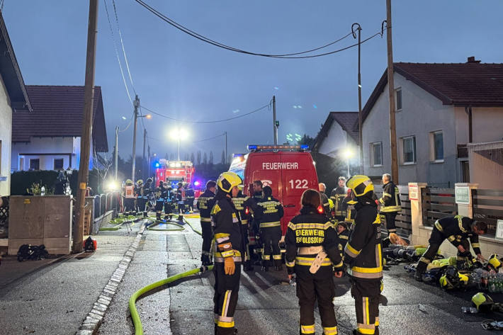 Die Feuerwehr war mit 11 Fahrzeugen vor Ort.