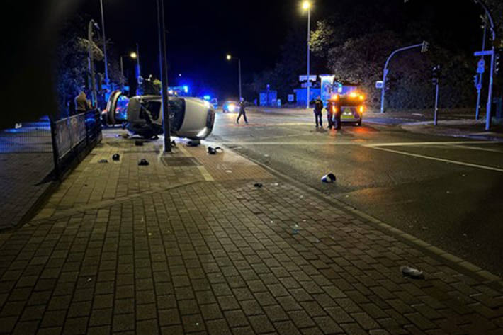 Der Audi prallte in Folge der Kollision gegen eine Ampel.