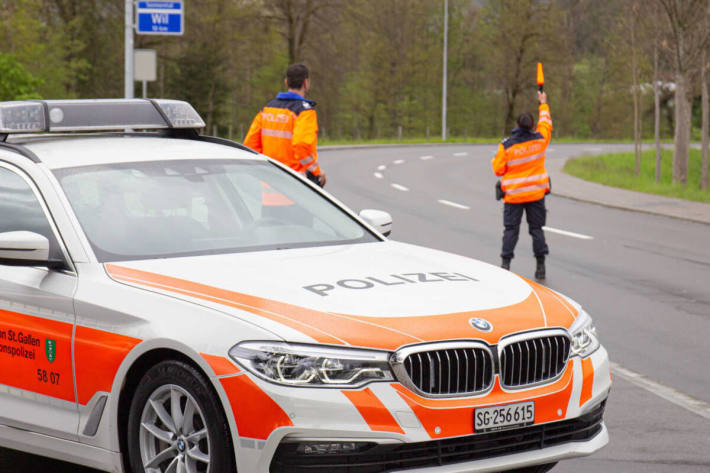 Mehrere fehlbare Verkehrsteilnehmende angehalten (Symbolbild)