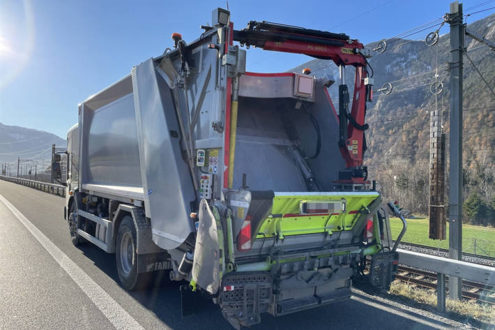 Automobilist fährt auf Lastwagen auf