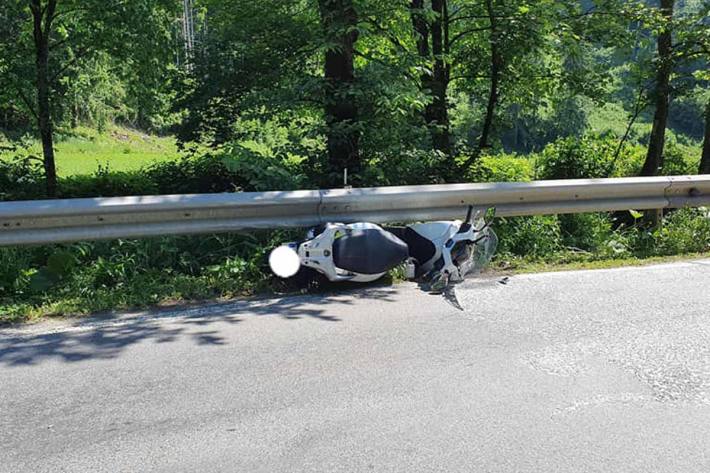 Der Lenker schlitterte unter der Leitschiene hindurch in den angrenzenden Görtschitzbach