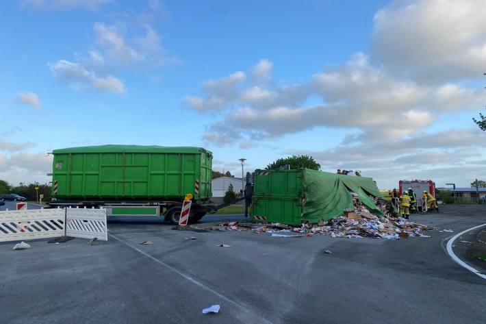 Der Lkw kippte aus ungeklärten Gründen um