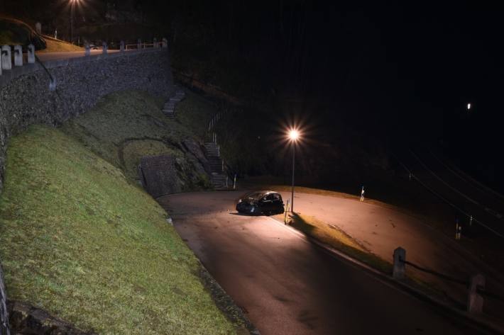 Der Mann sowie seine Mitfahrerin wurden verletzt