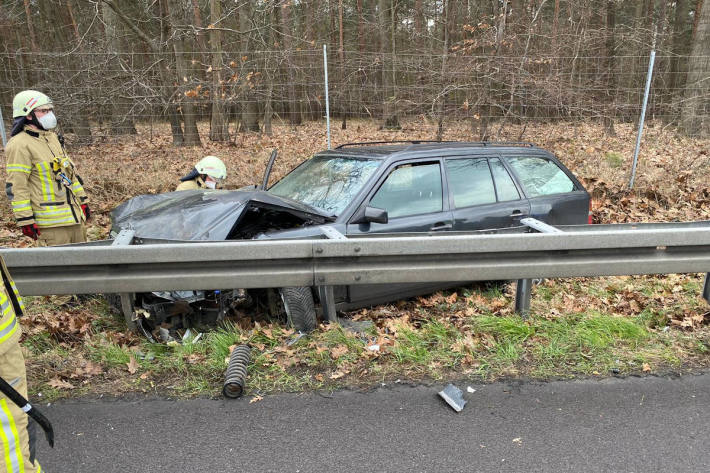 Auto landet neben der A2 bei Helmstedt