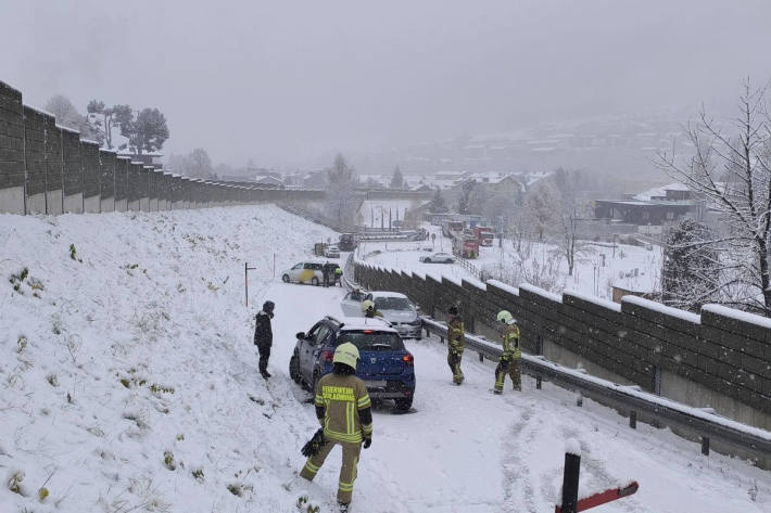 Die Lenkerin kam auf eisiger Fahrbahn ins Schleudern.