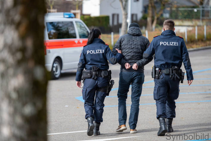 Der Mann bewarf in Zürich den Streifenwagen mit einer Glasflasche und beschädigte eine Seitenscheibe und schlug anschliessend einem Polizisten die Faust ins Gesicht (Symbolbild)