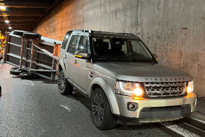 Personenwagenlenker kracht in Tunnelwand auf der A2