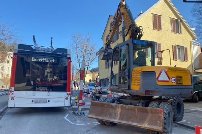 Kollision zwischen Bagger und Linienbus in St. Gallen.