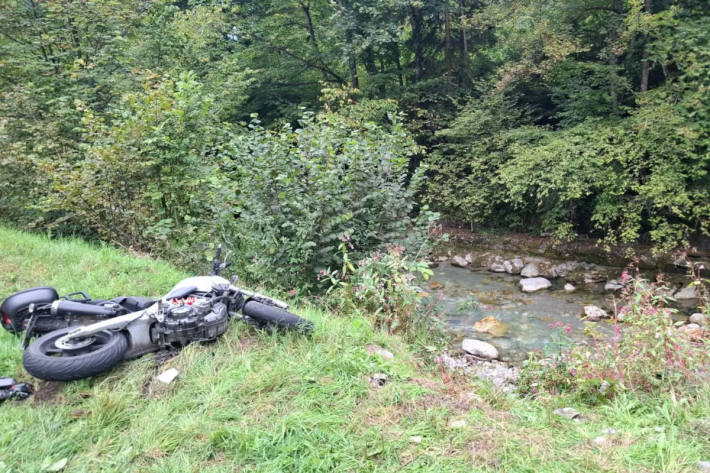 Der zweite Motorradlenker schlitterte in das am Boden liegende Motorrad.