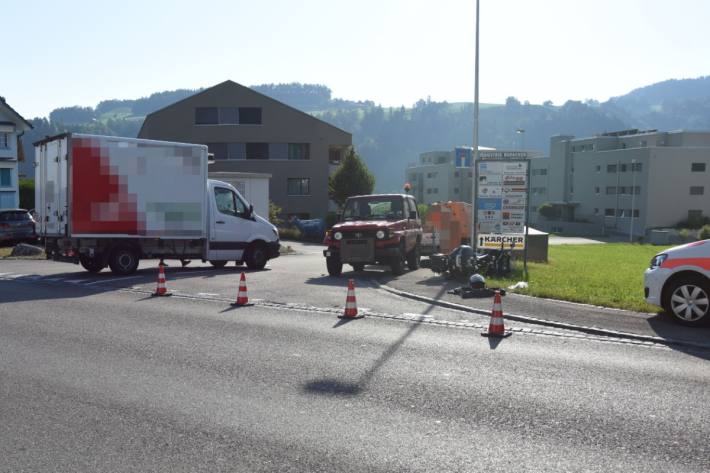 Ein Überholmanöver geht heute in Bütschwil SG schief.