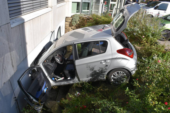 Auto stürzt Böschung herab und prallt vor Hauswand