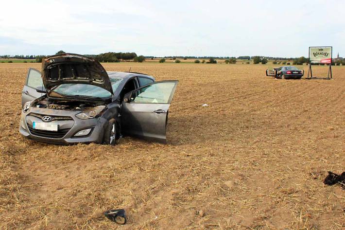 Es kam zur Kollision der beiden Autos, wodurch diese in ein angrenzendes Feld geschleudert wurden