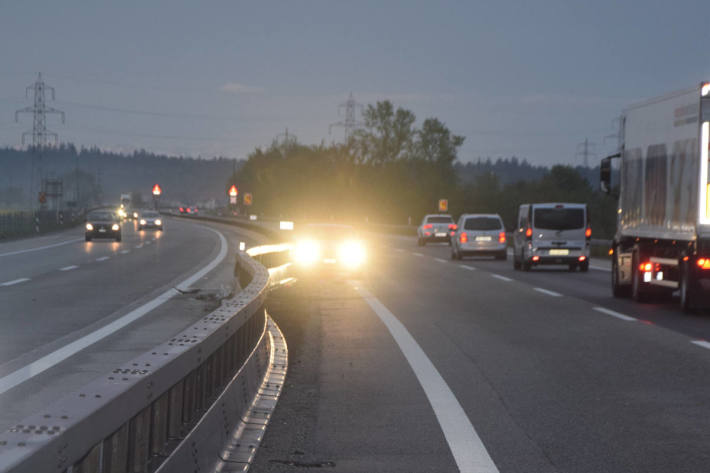 Auto steht nach Selbstunfall verkehrt auf der Fahrbahn