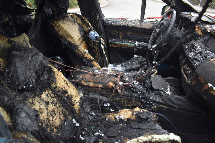 Das Fahrzeuge wurde durch den Brand zerstört.