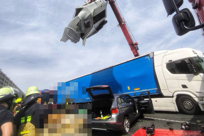 Beide Pferde wurden im Anhänger eingeklemmt.