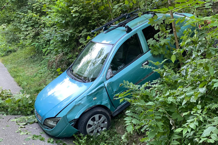 Parkiertes Auto rollt über Böschung