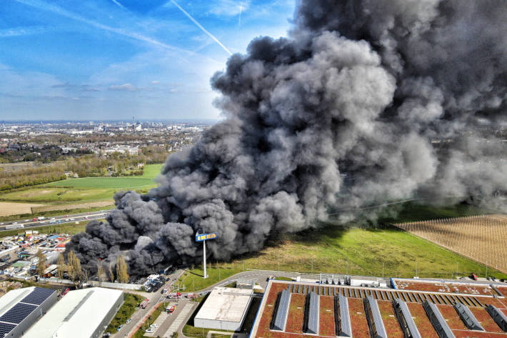 Feuer auf einem Schrottplatz in Neuss