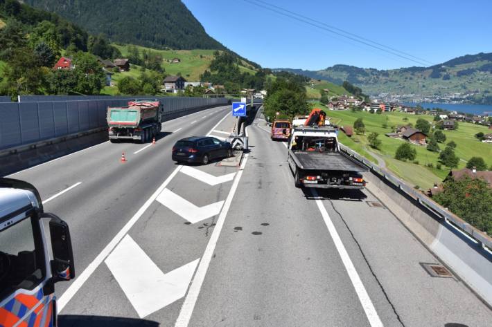 Das Auto erlitt Totalschaden, zwei Personen wurden verletzt.