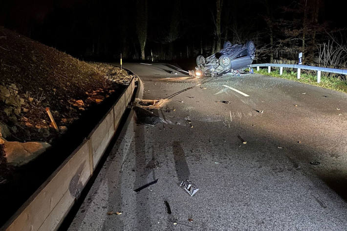 In Holzwand gekracht und überschlagen