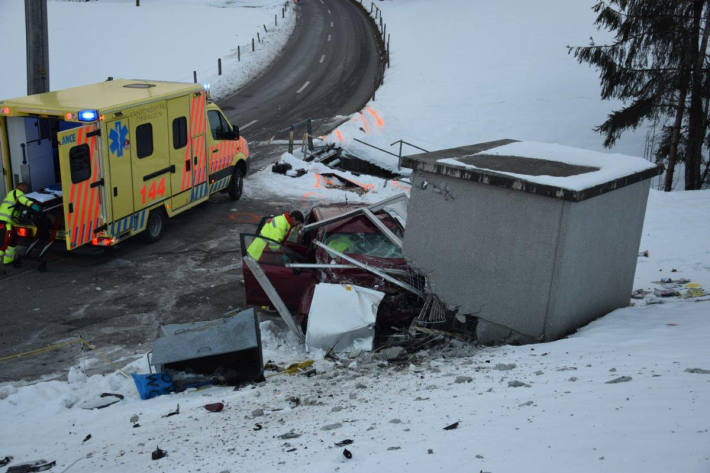 Das Auto kollidierte mit der Trafostation.