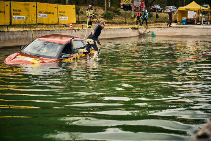 TCS und ADAC untersuchten, wie schnell Autos im Wasser sinken.