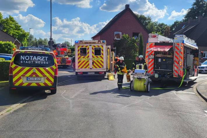 PKW gegen Hauswand in Kaarst, ein Verletzter