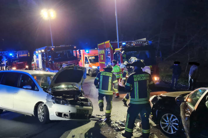 Feuerwehr wird zu mehreren Einsätzen gerufen am Samstag