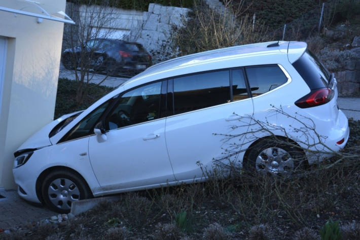 Das Auto rollte die Böschung hinunter.