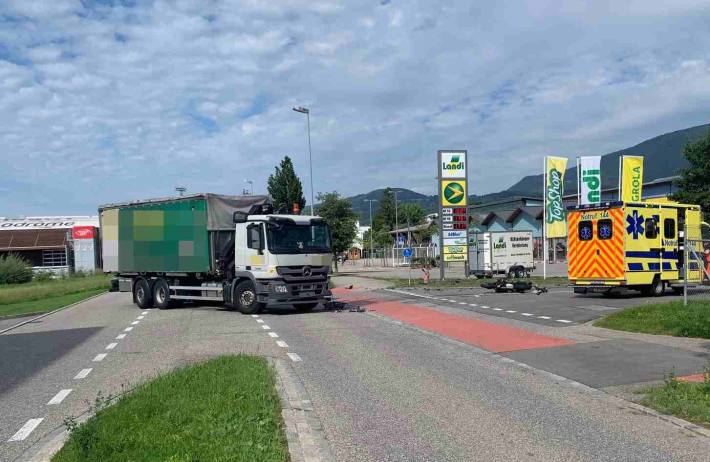 Motorradlenkerin nach Kollision mit Lastwagen tödlich verletzt in Grenchen