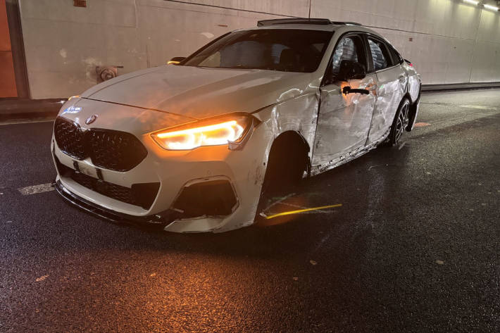 Der BMW prallte gegen die Tunnelwand.