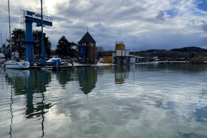 Im Kanton Freiburg sind die Gewässer durch den vielen Regen stark angestiegen. 