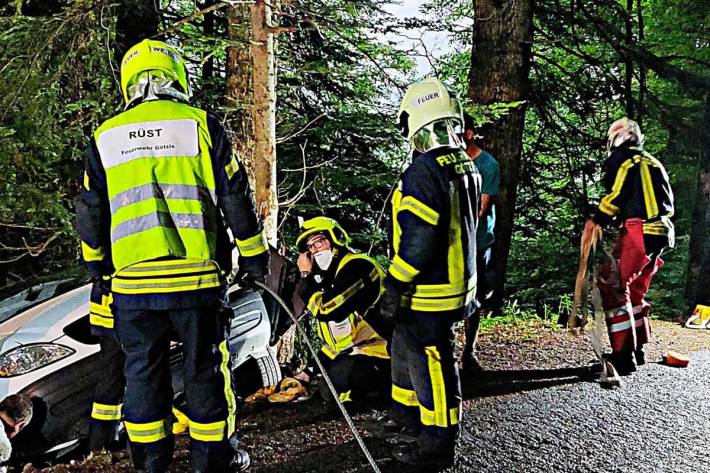 Gestern ereignete sich in Götzis, Meschach ein Verkehrsunfall, bei dem ein Kleintransporter ca. 5 Meter in steiles Waldgelände abstürzte