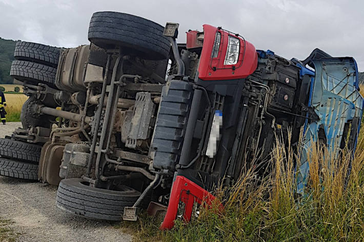 Sattelzug kippt um in Salzhemmendorf