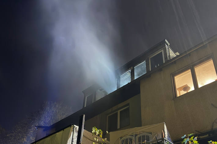 Sieben Personen wurden aus dem verrauchten Gebäude gerettet.