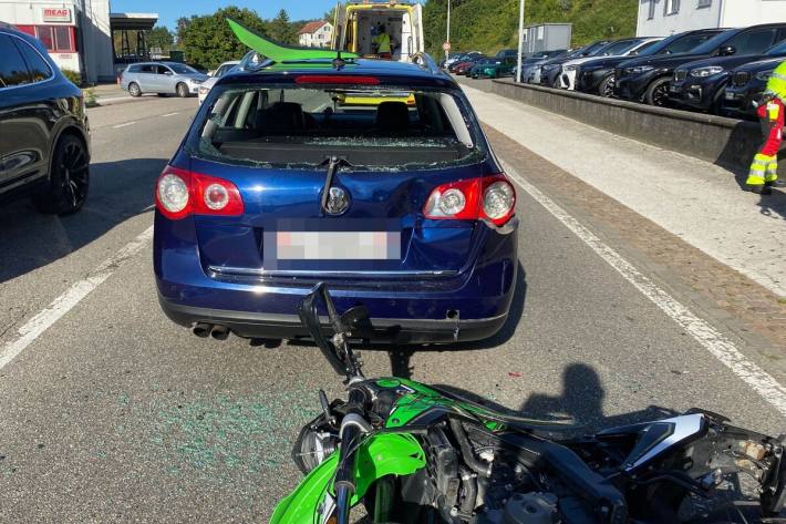 Der 18-jährige Motorradlenker wurde ins Spital gefahren 