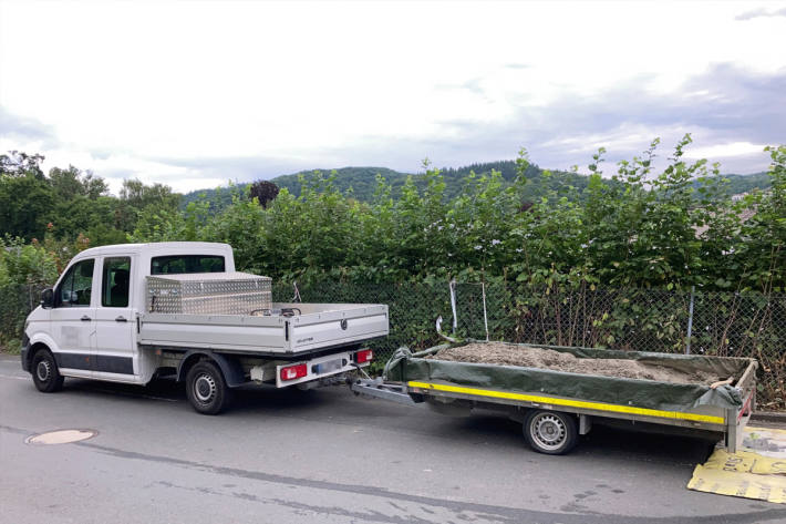 Der Fahrer hatte Steine und Werkzeug ungesichert auf der Ladefläche transportiert.