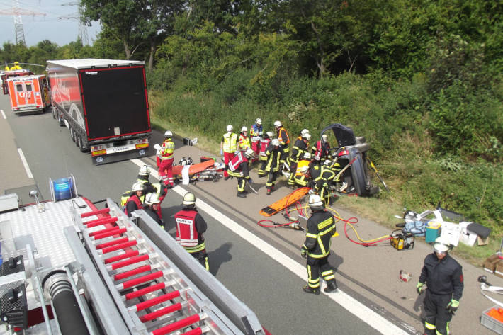 Fahrbahn nach Unfall auf der A45 bei Dortmund während des Einsatzes gesperrt