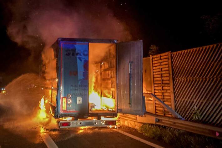 Der Kraftfahrer versuchte das Feuer selbst zu löschen, was jedoch nicht gelang