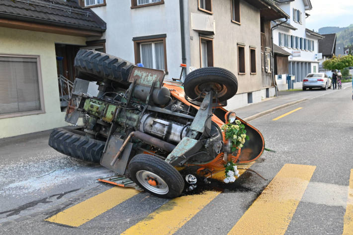 Vier Verletzte bei Verkehrsunfall mit Traktor