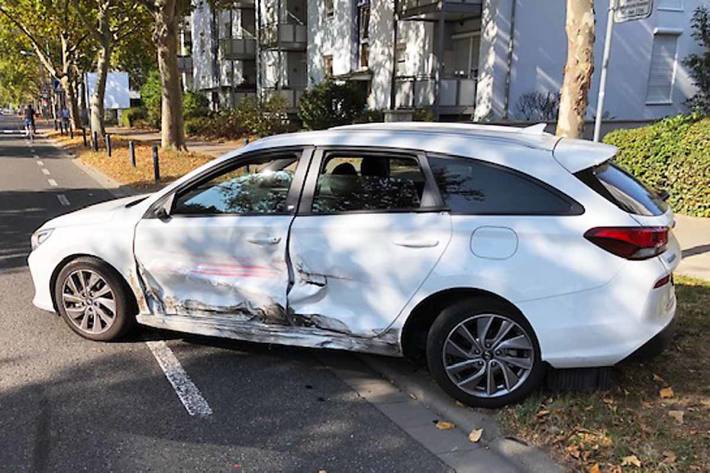 Gestern Nachmittag kommt es auf der Von-Steuben-Straße, zwischen Güterhallenstraße und Seidenbenderstraße, zu einem Verkehrsunfall im Begegnungsverkehr